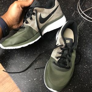Women’s Nike’s Size 7 Forest Green BRAND NEW